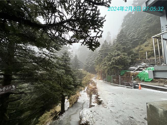 玉山主峰线步道路面已经呈现雪白，地面积雪湿滑，欲前往山友除了注意保暖，更要留意天气变化及步道上的积雪、结冰，务必请携带雪地装备并做好自身风险评估。（玉山北峰气象站提供／王煌忠南投传真）