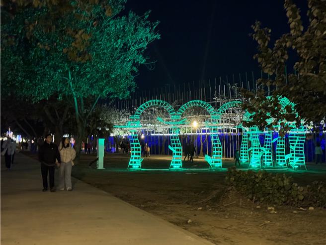 台湾灯会安平灯区上周六启灯，1周来吸引超过88万人次，预估今天将破百万。（曹婷婷摄）