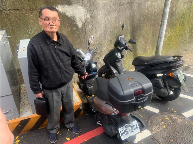 程姓老扒手做案遭警方當場逮捕。（警方提供）