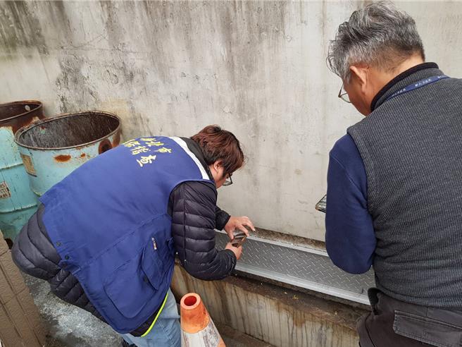 2024年2月8日新北市／稽查員至場區內確認溝渠污染情形，發現員工正進行工廠機台廢水清洗和打掃作業。（新北市環保局提供／劉瑋晴新北傳真）