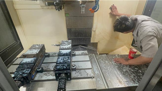 2024年2月8日新北市／業者於場內進行大掃除且場內有大量白色廢水排放。（新北市環保局提供／劉瑋晴新北傳真）