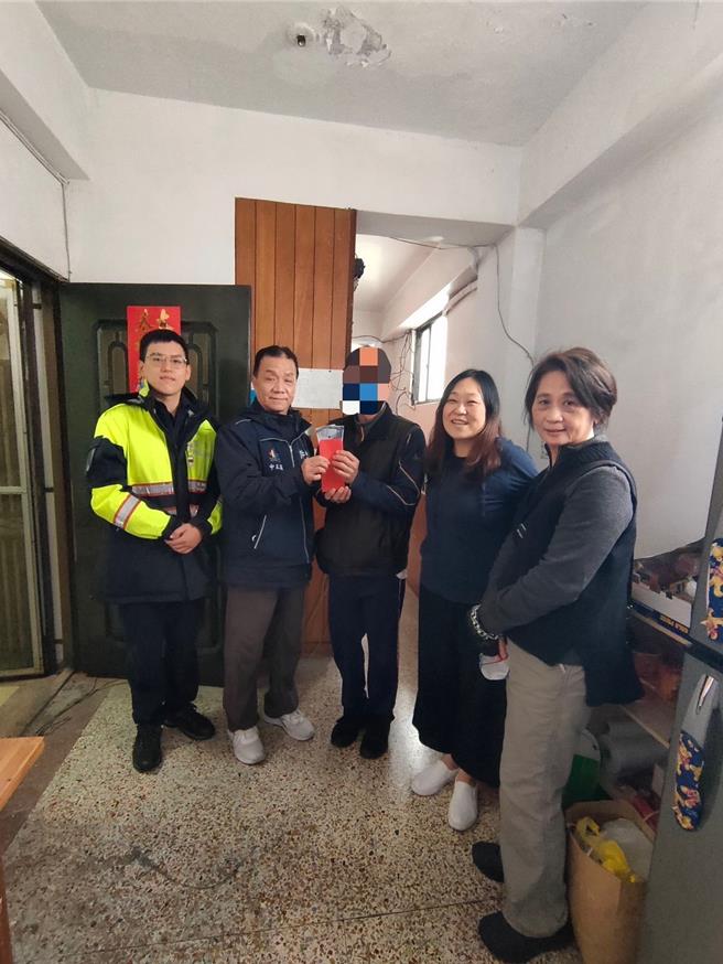 中正一分局警員黃麒家，協助莊男暫脫困境。（警方提供）