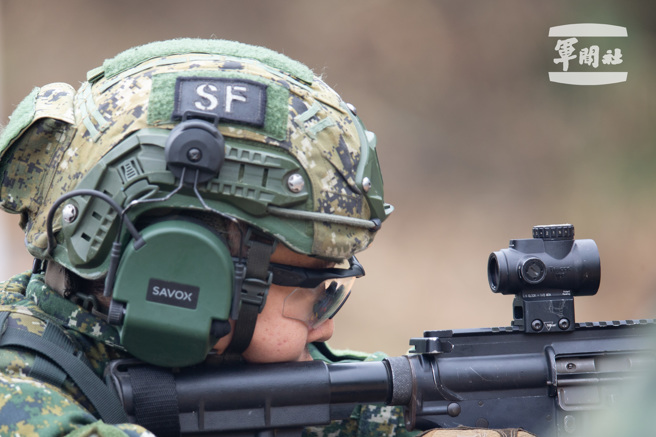 步枪应用射击训练，磨练射手在面对不同战场环境下，快速判断，并对目标进行射击。（军闻社提供）