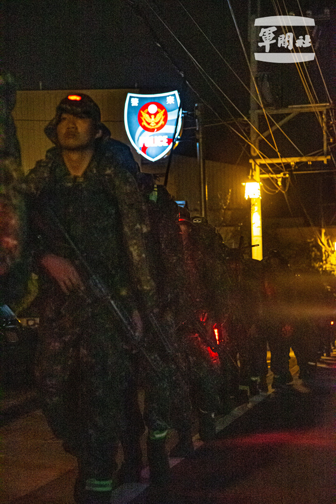 战术任务训练的最后一日，特战部队于凌晨展开夜行军，大步向终点迈进。（军闻社提供）