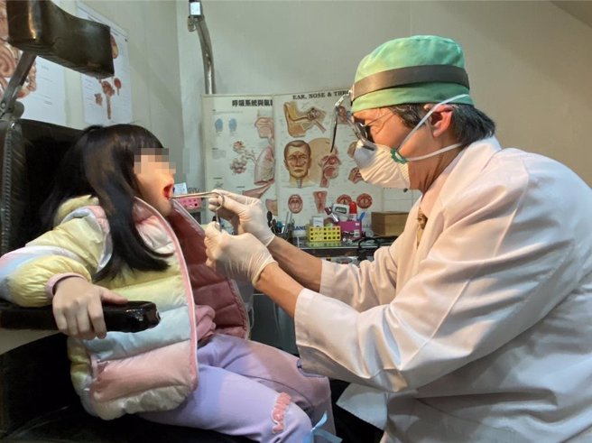 台中大雅區長榮診所公告2月9日（除夕）至17日（初八）照常門診，方便病號就醫。（馮惠宜攝）