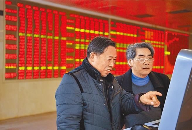 中國救市措施多箭齊發，華爾街日報：治標不治本。（中新社）