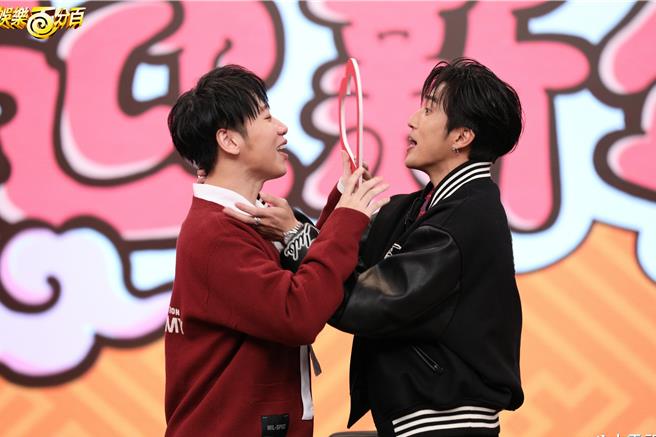 小賴（左）很想跟婁峻碩安全之吻。（八大提供）