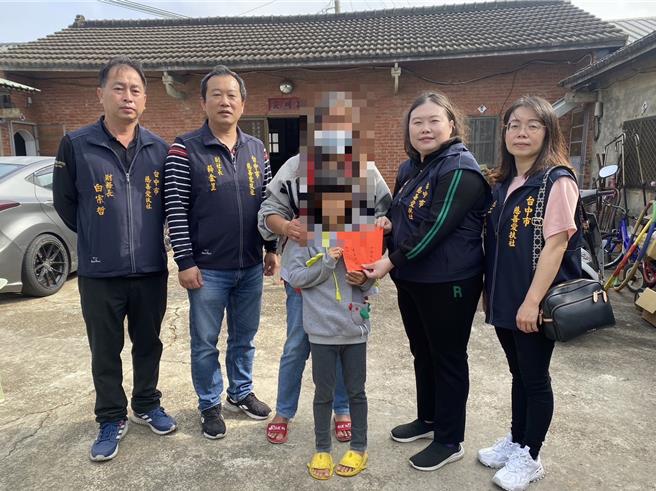 台中市沙鹿区女童一家9口生活困苦，慈善团体致赠慰问金。（警方提供）