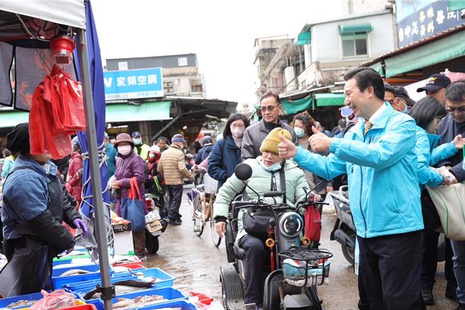 金门县长陈福海(右前)今日一早走访各大传统市场关心春节前供销状况，并查看市场硬体设备情形。(图／民眾提供)