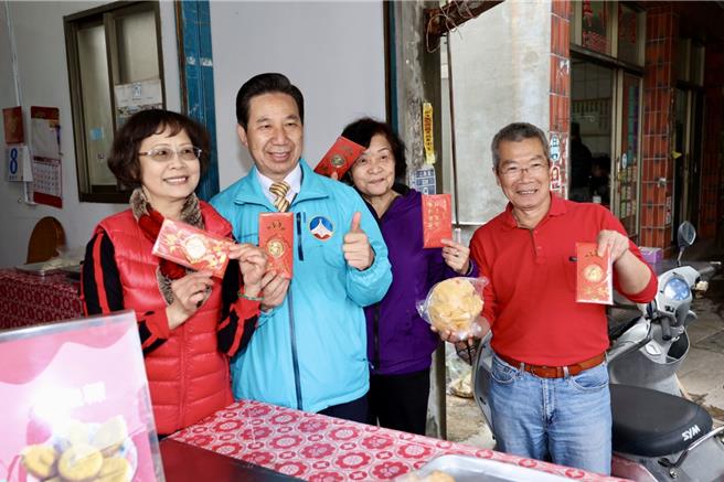 金门县长陈福海(左二)小年夜视察各传统市场，现场发送开运福袋，并向所有摊商与採买民眾拜年。(图／民眾提供)