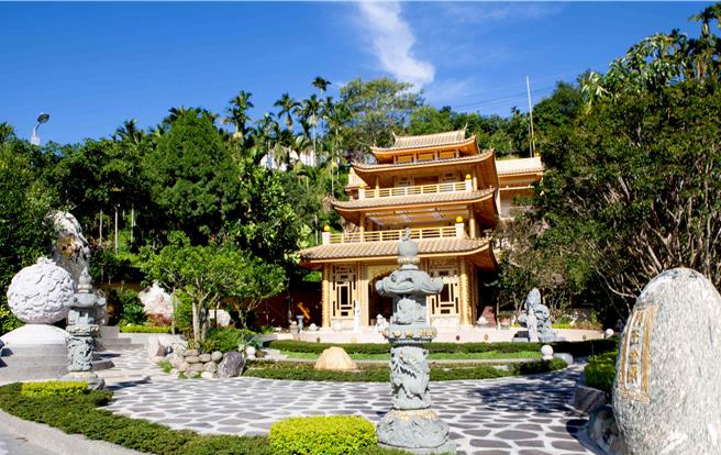 梅山「龙王金殿」，有着唐宋建筑的气派风格，殿内供奉着龙王，也被人称为台版的金阁寺。（嘉义县政府提供∕吕妍庭嘉义传真）