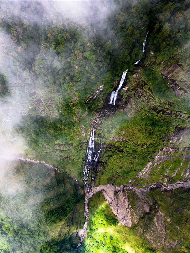 「蛟龙瀑布」悬挂在高1600公尺的悬崖绝壁上，落差达846公尺，是台湾落差最大的瀑布。（嘉义县政府提供∕吕妍庭嘉义传真）