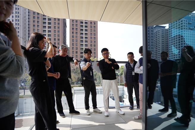 「联聚中维大厦 Kuma Tower」甫于今年2月4日举行隆重的钢构立柱典礼，近日建筑师隈研吾更特地来台，针对材料与执行细节，与联聚创办人江韦仑所携团队，进行深入研讨。（联聚提供／王莫昀台北传真）