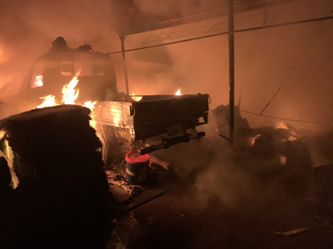 消防队射水灌救，现场火势相当猛烈。（翻摄画面）