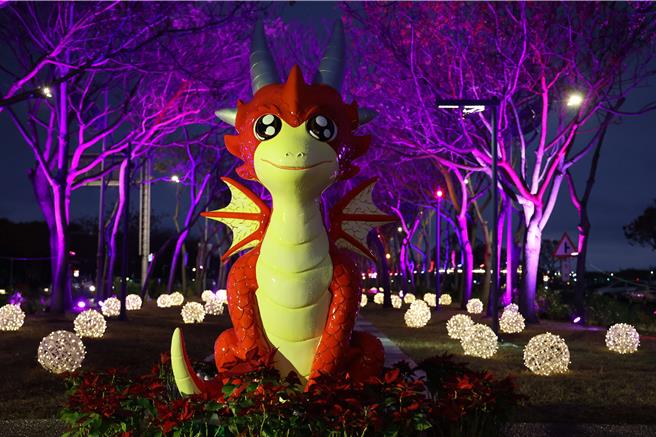 雲林縣府交通工務局在雲林高鐵綠園道布置的「龍神報喜」。（雲林縣府提供）