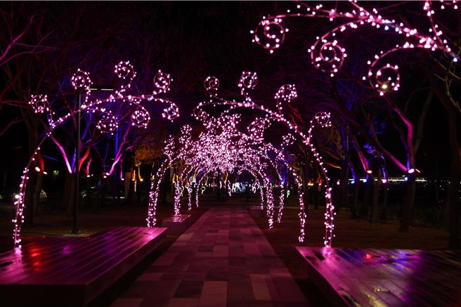 雲林高鐵綠園道其中一段浪漫的燈景。（雲林縣府提供）