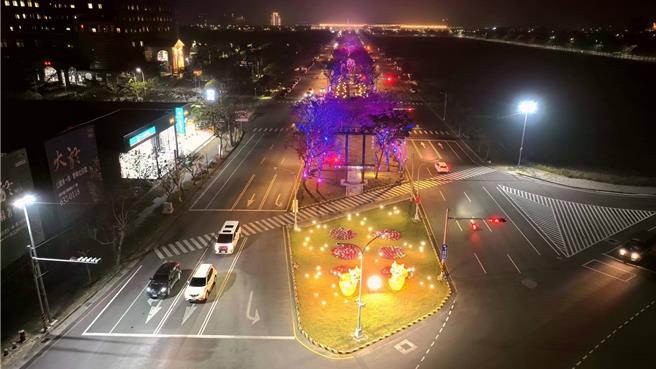 雲林高鐵綠園道的空拍夜景。（雲林縣府提供）