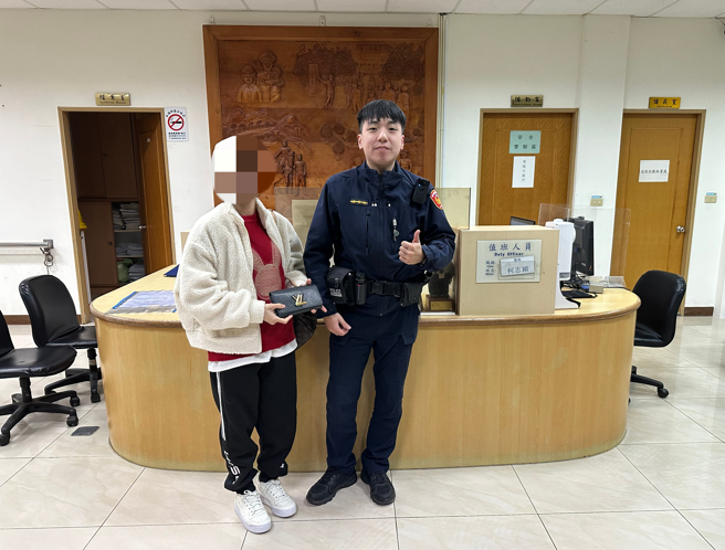 員警莊泓碩調閱監視畫面，發現阮女離開加油站，右轉駛入車道時，皮夾因離心力，甩飛到機車道上。（圖 / 劉詠韻翻攝）