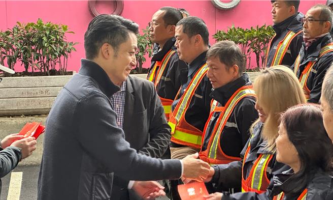 8日小年夜是春節假期第一天，台北市長蔣萬安（左）特別於中午前往南港區清潔隊南港分隊致贈紅包，以慰勉清潔隊員整年維護市容，與春節加班收運垃圾的辛勞。（丁上程攝）