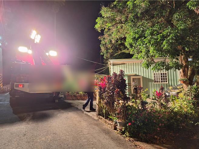 彰化县员林市7日晚间惊传命案，1名男子坐卧在员林市大峰里一处大树下路旁已无生命迹象，送医仍伤重死亡，警消获报到场处理。（民眾提供／孙英哲彰化传真）