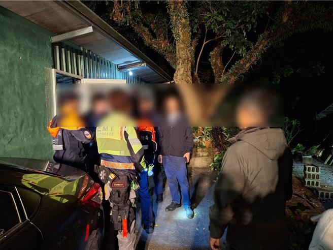 彰化县员林市7日晚间惊传命案，1名男子坐卧在员林市大峰里一处大树下路旁已无生命迹象，送医仍伤重死亡，警消获报到场处理。（民眾提供／孙英哲彰化传真）