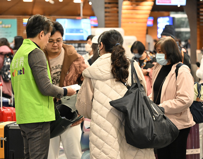 交通部先前宣布今年3月1日起解除「禁团令」，将开放我国组团赴陆旅游，突然急转弯称「因中国迄今未就陆客旅行团来台进行安排」，又片面宣布改变「M503等航路运行方式」，请旅行业即日起停止招揽前往中国大陆之旅行团。图为旅行社领队在桃机出境大厅等候团员前来集合报到。（陈麒全摄）

