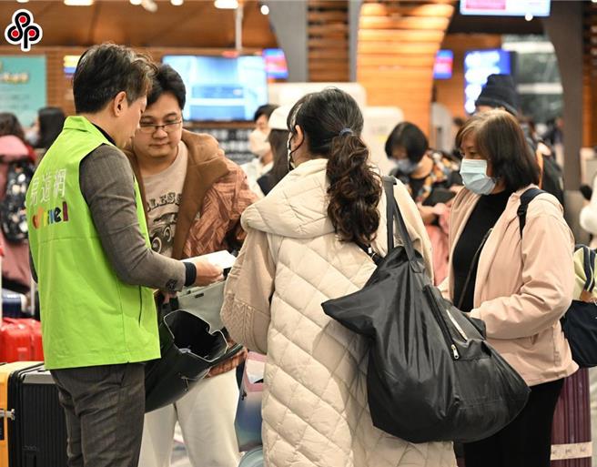 交通部先前宣布今年3月1日起解除「禁团令」，将开放我国组团赴陆旅游，突然急转弯称「因中国迄今未就陆客旅行团来台进行安排」，又片面宣布改变「M503等航路运行方式」，请旅行业即日起停止招揽前往中国大陆之旅行团。图为旅行社领队在桃机出境大厅等候团员前来集合报到。（陈麒全摄）