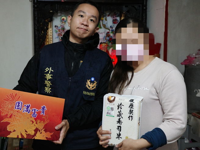 淡水警分局与新北市淡水区关怀弱势协会携手合作，为社区弱势家庭送上关怀。（图 / 刘咏韵翻摄）