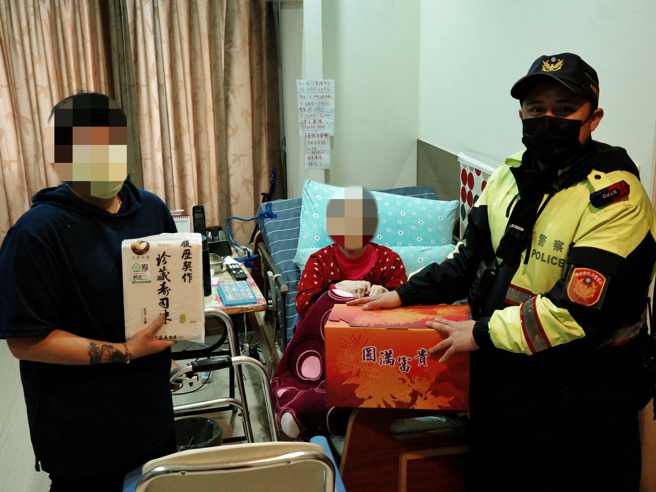 淡水警分局与新北市淡水区关怀弱势协会携手合作，为社区弱势家庭送上关怀。（图 / 刘咏韵翻摄）