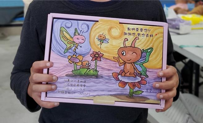 云林小天使协会「心心小作所」的饼乾礼盒图案十分生动活泼，是一名就读斗南国小六年级身心障碍孩子的绘画作品。（周丽兰摄）