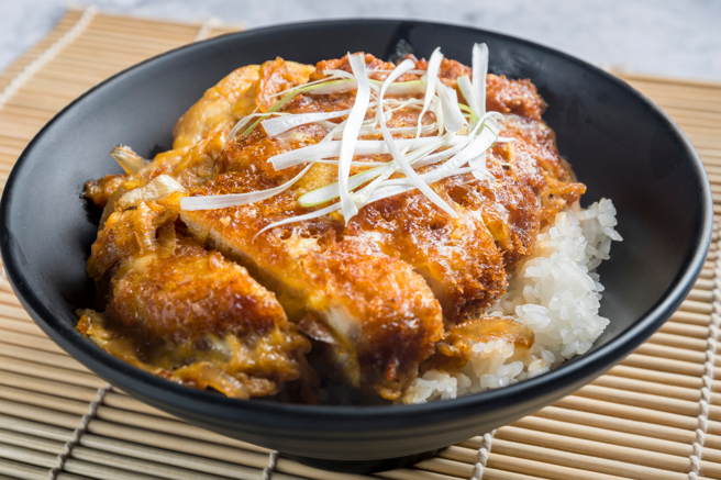 本该是平价美食的猪排丼在北海道卖出3000日圆的高价。（示意图：shutterstock/达志）