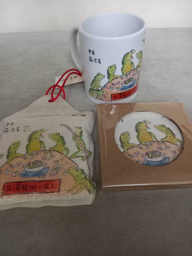 桃園市副市長蘇俊賓結合自己畫作推出的文創米、馬克杯和杯墊組合（王正寧攝）