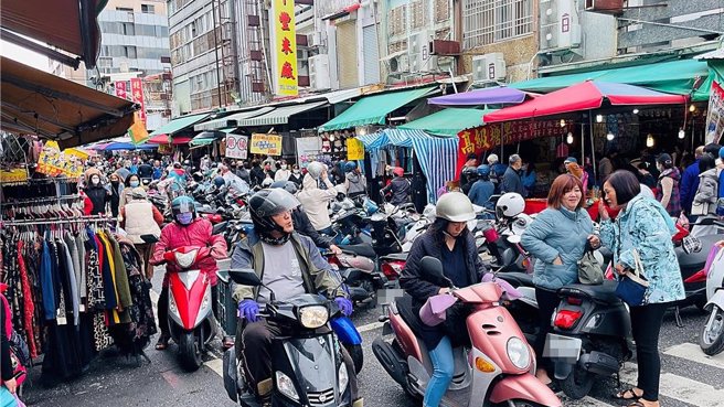 台東市中央市場今晨湧現採買年貨人潮。（蕭嘉蕙攝）