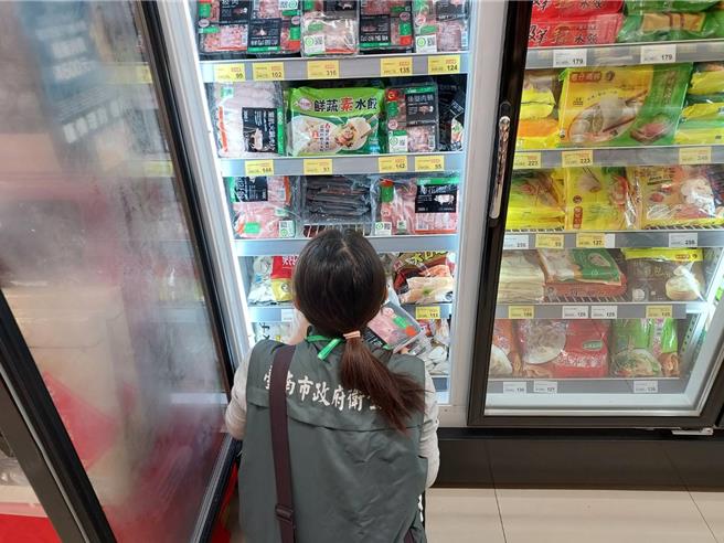 台糖公司8日表示，昨晚已发函台中市食品药物安全处，请求协助检验同批肉品。图为台南市卫生局稽查市售通路的猪肉。(台南市卫生局提供／曹婷婷台南传真)