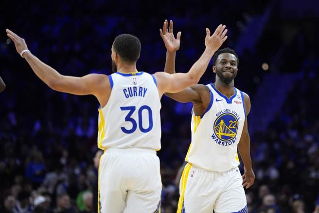 勇士客場痛宰七六人，前鋒威金斯（右）與後衛柯瑞擊掌。（美聯社）