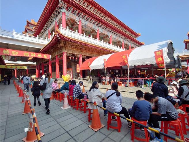 400年來頭一遭，正統鹿耳門聖母廟小年夜舉辦「擲筊求銀帽手鍊」，吸引上千人排隊。(正統鹿耳門聖母廟提供／曹婷婷台南傳真)