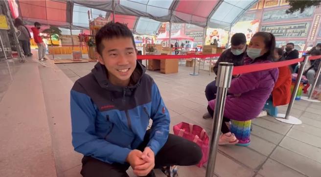 遠從台北南下的張先生搶得頭香，清晨5點就來排隊了。(正統鹿耳門聖母廟提供／曹婷婷台南傳真)