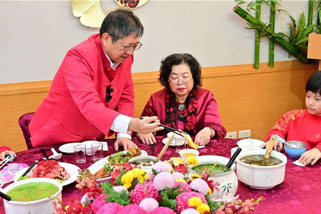 新竹县长杨文科年夜饭必备的是长年菜、白斩鸡配桔酱，还搭配福菜肉片汤。（新竹县政府提供／罗浚滨新竹传真）