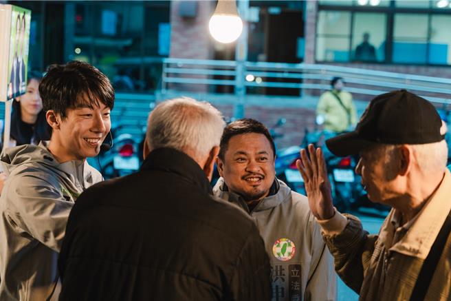 民进党立委洪申翰表示，台中市长卢秀燕今天收手了。为什么收？因为卢秀燕很清楚，在这个食安事件中，她把一个直辖市长，演成实验室主任，这在行政跟政治上，都很难经得起检验。（摘自洪申翰粉丝专页）