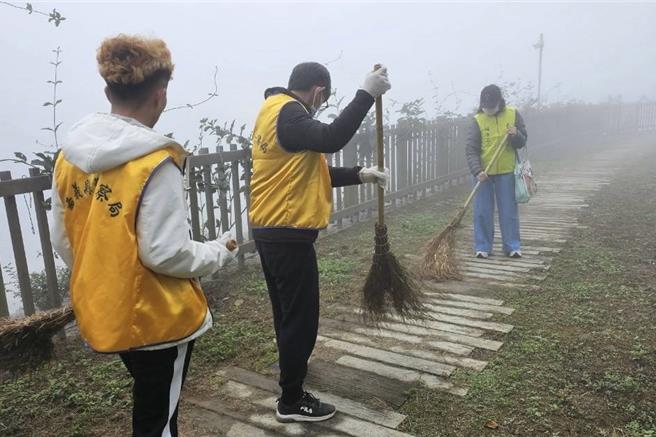 为鼓励关怀少年从事公益，嘉义县警察局结合嘉义地方法院，首度在半天岩紫云寺举办净山活动，带着30名少年清扫紫云寺前广场、半天岩多条步道。（嘉义县警察局提供∕吕妍庭嘉义传真）