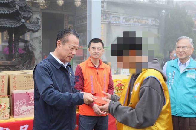 嘉义县长翁章梁特别致赠年菜、红包给参与活动的少年，让少年提早感受过年气氛。（嘉义县政府提供∕吕妍庭嘉义传真）