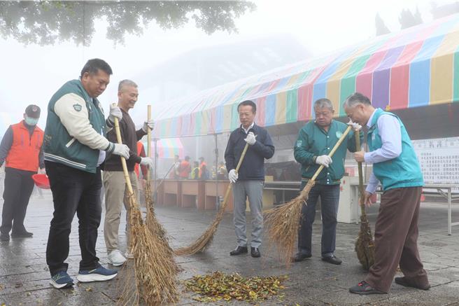 包括嘉义县长翁章梁等人也身体力行，拿起竹扫把清洁环境、步道。（嘉义县政府提供∕吕妍庭嘉义传真）