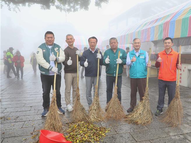 包括嘉义县长翁章梁等人也身体力行，拿起竹扫把清洁环境、步道。（嘉义县政府提供∕吕妍庭嘉义传真）