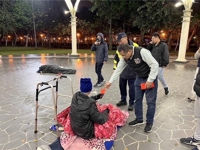 農曆春節即將來臨，桃園警察分局青溪派出所所長馮青豪鑑於轄內數處公園內經常有多位街友席地而居，青溪警友站站長邱鴻輝致贈每位街友千元紅包，讓他們能購買生活用品安度春節。（警方提供）