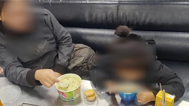 桃園市蘆竹警分局員警日前在南青路上查獲潘姓婦人涉案被通緝遭逮，且須發監執行，員警發現還有5歲幼女，趕緊帶到派出所照料，並聯絡家人協助照顧。（翻攝照片）