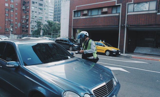 金门一名妇人近日停车被收费，但她坚持自己只停了一下下，不愿意付停车费，当场尖叫狂吼开单员。（示意图：shutterstock／达志）
