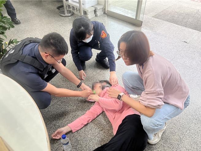 吕姓妇人突昏倒，员警和社工齐力协助将妇人救起，最后送医救护无大碍。（台中市太平警分局提供／冯惠宜台中传真）