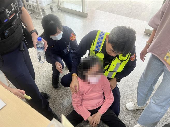 吕姓妇人突昏倒，员警和社工齐力协助将妇人救起，最后送医救护无大碍。（台中市太平警分局提供／冯惠宜台中传真）