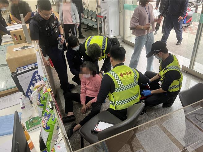 吕姓妇人突昏倒，员警和社工齐力协助将妇人救起，最后送医救护无大碍。（台中市太平警分局提供／冯惠宜台中传真）