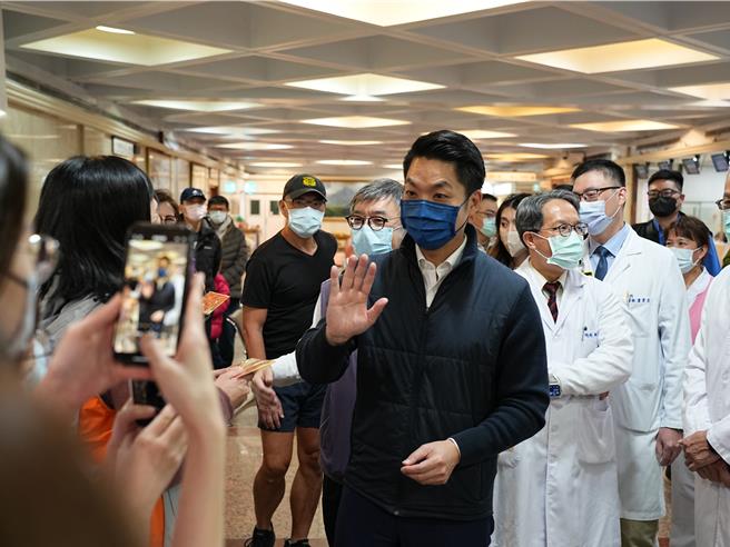 今天是小年夜，同时也是春节连假第一天，台北市长蒋万安今(8)日下午前往台北市联合医院仁爱院区慰问医护人员。（黄敬文摄）